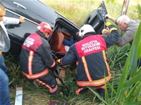 Otomobil Elektrik Direğine Çarptı: 1 Ölü, 4 Yaralı