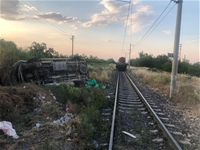 Malatya'da Yük Treni İle Minibüs Çarpıştı: 2 Yaralı