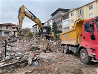 Doğanşehir'de Ağır Hasarlı Binaların Yıkımı Sürüyor