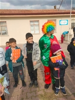 Gönüllü Gençler, Köy Okullarına Kitap Desteği Sağlıyor