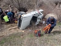 Malatya'da Pikap Şarampole Devrildi: 2 Yaralı