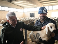 Vali Ersin Yazıcı'dan Akçadağ'daki Süt Çiftliği Üretim Tesislerine Ziyaret