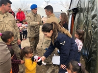 Malatya'da Depremzede Çocuklara Jandarma Şefkati