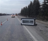 Yola Düşen Kabine Çarpan Otomobil Takla Attı: 2 Yaralı