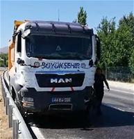 Freni Tutmayan Kamyon, Minibüse Çarptı, 2'si Ağır 5 Yaralı