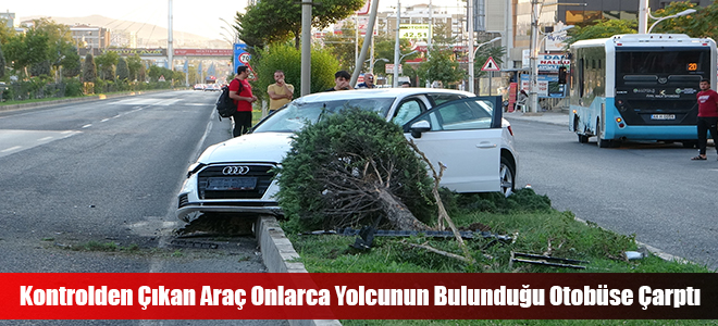 Kontrolden Çıkan Araç Onlarca Yolcunun Bulunduğu Otobüse Çarptı