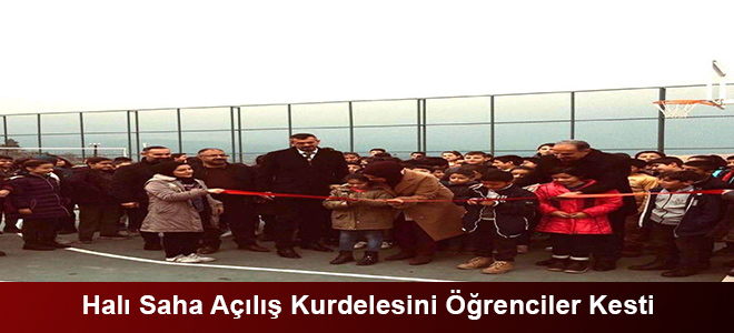 Halı Saha Açılış Kurdelesini Öğrenciler Kesti