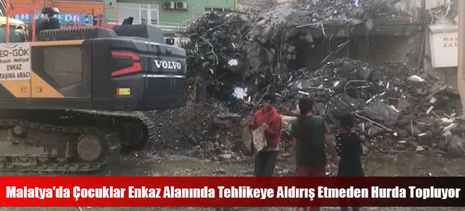 Malatya'da Çocuklar Enkaz Alanında Tehye Aldırış Etmeden Hurda Topluyor