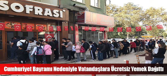 Cumhuriyet Bayramı Nedeniyle Vatandaşlara Ücretsiz Yemek Dağıttı