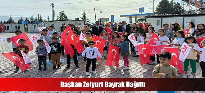 Başkan Zelyurt Bayrak Dağıttı