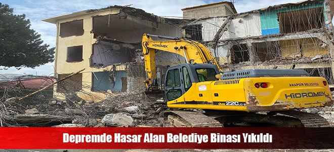 Depremde Hasar Alan Belediye Binası Yıkıldı