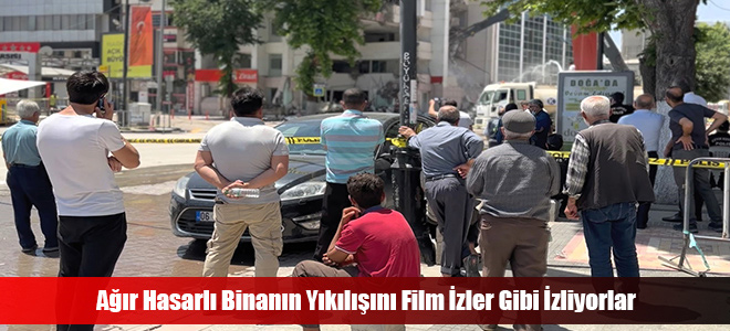 Ağır Hasarlı Binanın Yıkılışını Film İzler Gibi İzliyorlar