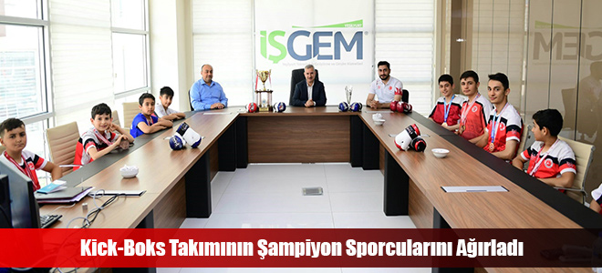 Kick-Boks Takımının Şampiyon Sporcularını Ağırladı