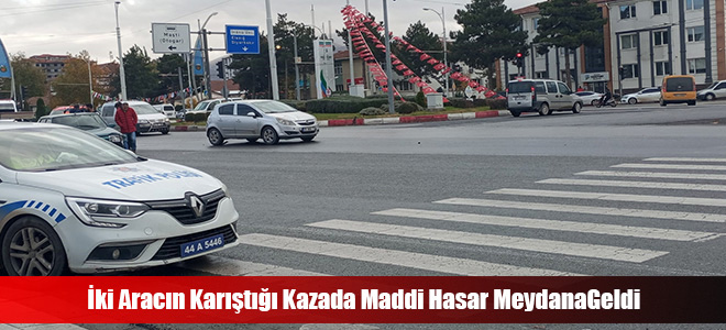 İki Aracın Karıştığı Kazada Maddi Hasar MeydanaGeldi