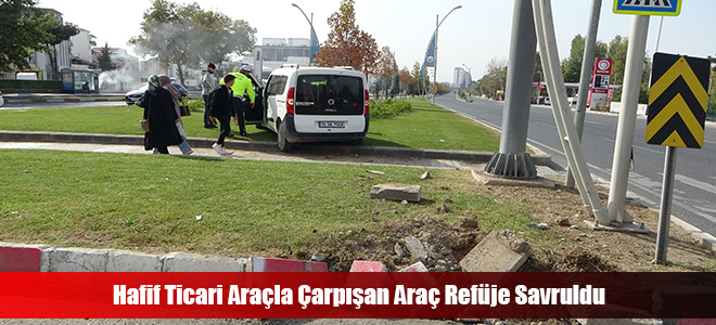 Hafif Ticari Araçla Çarpışan Araç Refüje Savruldu