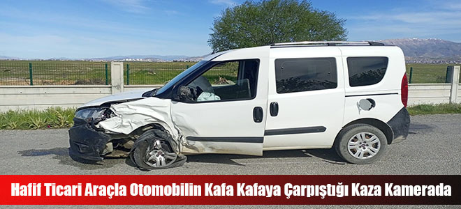 Hafif Ticari Araçla Otomobilin Kafa Kafaya Çarpıştığı Kaza Kamerada