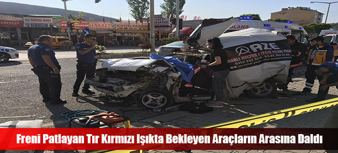 Freni Patlayan Tır Kırmızı Işıkta Bekleyen Araçların Arasına Daldı