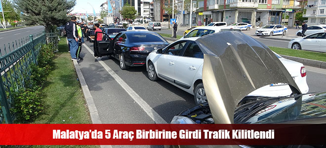 Malatya’da 5 Araç Birbirine Girdi Trafik Kilitlendi