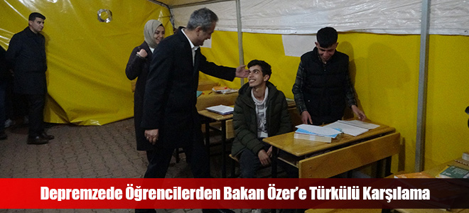 Depremzede Öğrencilerden Bakan Özer’e Türkülü Karşılama