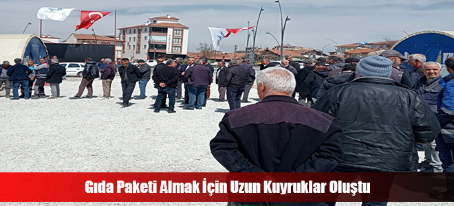 Gıda Paketi Almak İçin Uzun Kuyruklar Oluştu