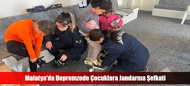 Malatya'da Depremzede Çocuklara Jandarma Şefkati