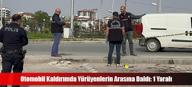 Otomobil Kaldırımda Yürüyenlerin Arasına Daldı: 1 Yaralı