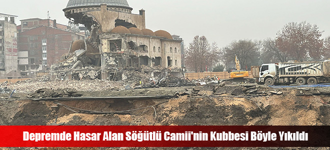 Depremde Hasar Alan Söğütlü Camii'nin Kubbesi Böyle Yıkıldı