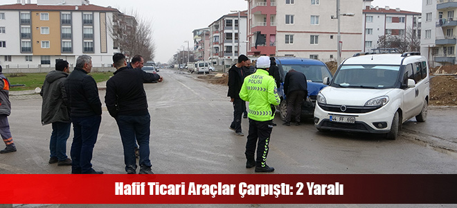 Hafif Ticari Araçlar Çarpıştı: 2 Yaralı