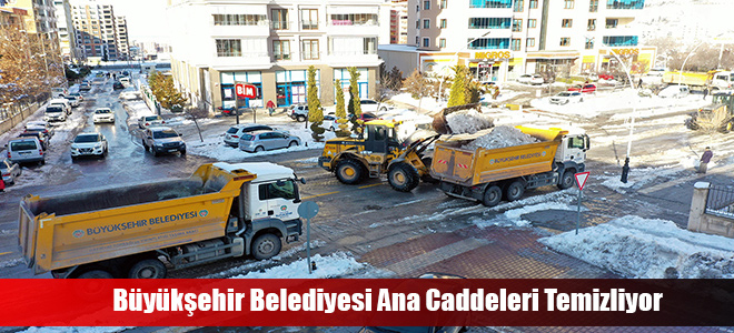 Büyükşehir Belediyesi Ana Caddeleri Temizliyor