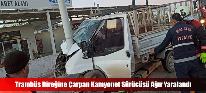 Trambüs Direğine Çarpan Kamyonet Sürücüsü Ağır Yaralandı