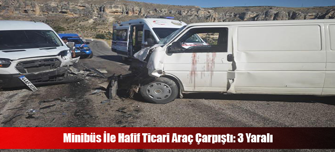 Minibüs İle Hafif Ticari Araç Çarpıştı: 3 Yaralı