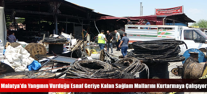 Malatya'da Yangının Vurduğu Esnaf Geriye Kalan Sağlam Mallarını Kurtarmaya Çalışıyor