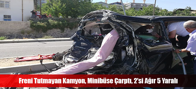 Freni Tutmayan Kamyon, Minibüse Çarptı, 2’si Ağır 5 Yaralı